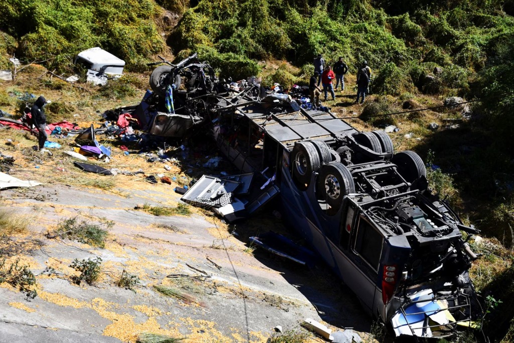 致命交通事故墨西哥一巴士与卡车相撞造成19人死亡