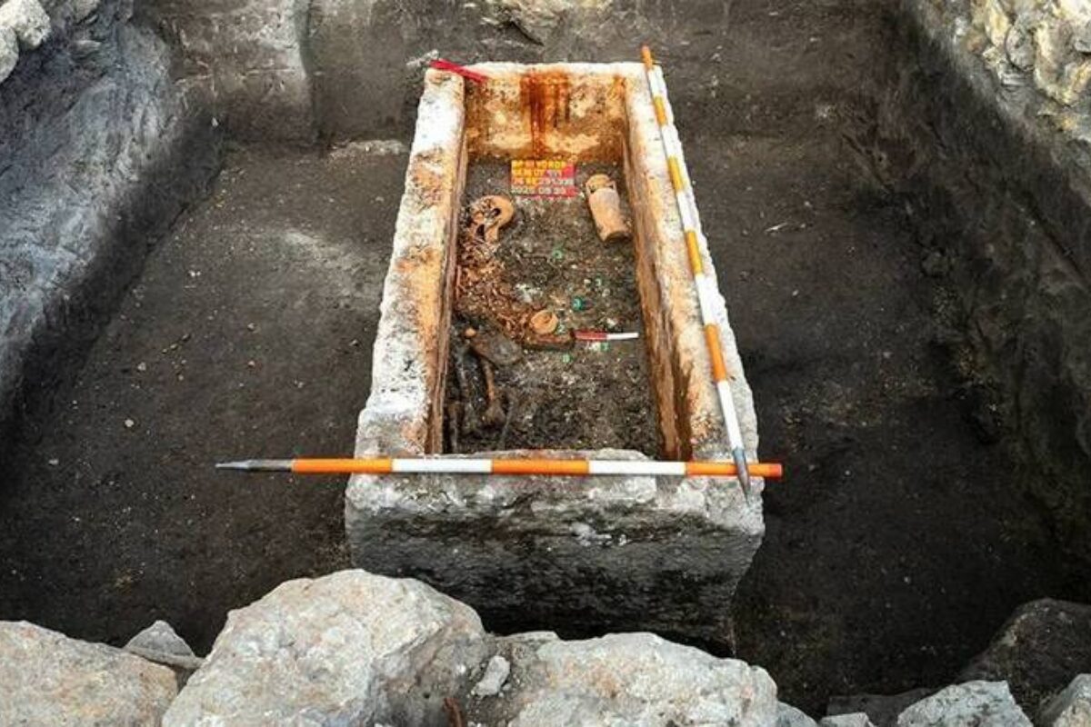 《1700年前的爱被封在石棺里：年轻女子的最后礼物令人泪目》