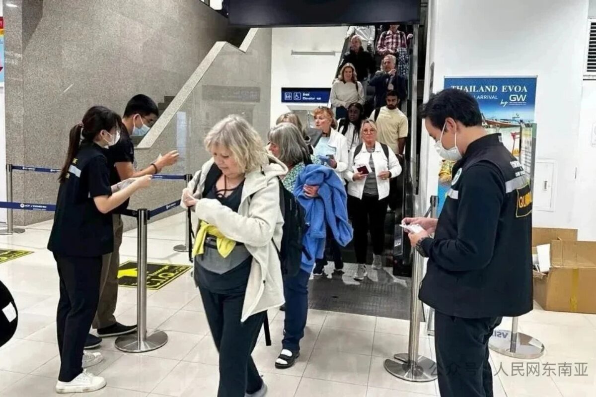 立百病毒消息影响泰国日常，街头戴口罩人数增加