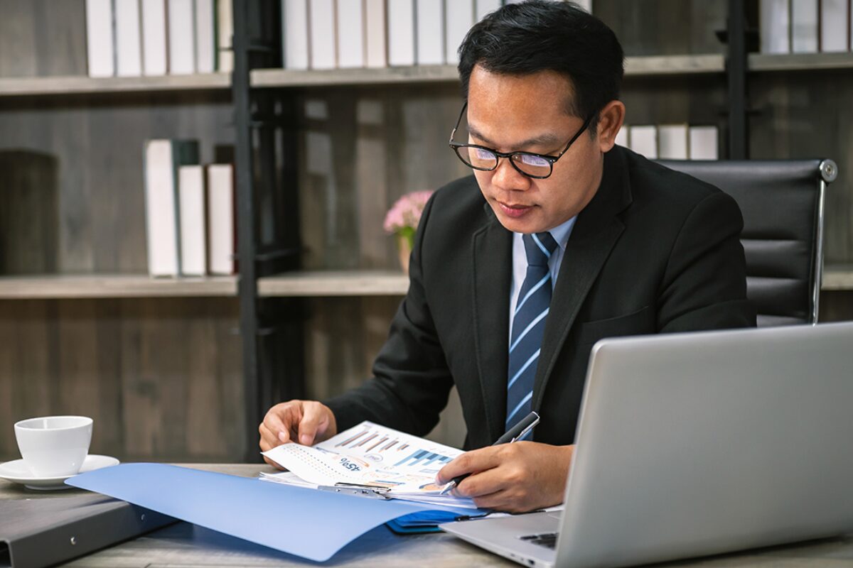 做Tax executive有10天年假还有公司旅游？